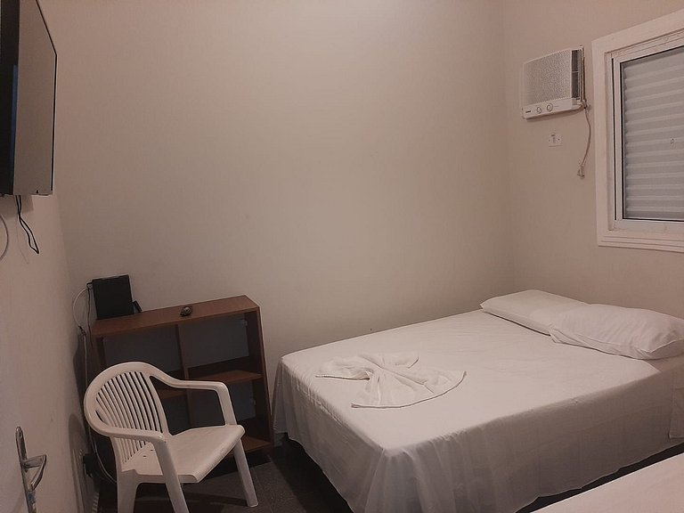 Chale com ar 2 quadras da praia da Enseada