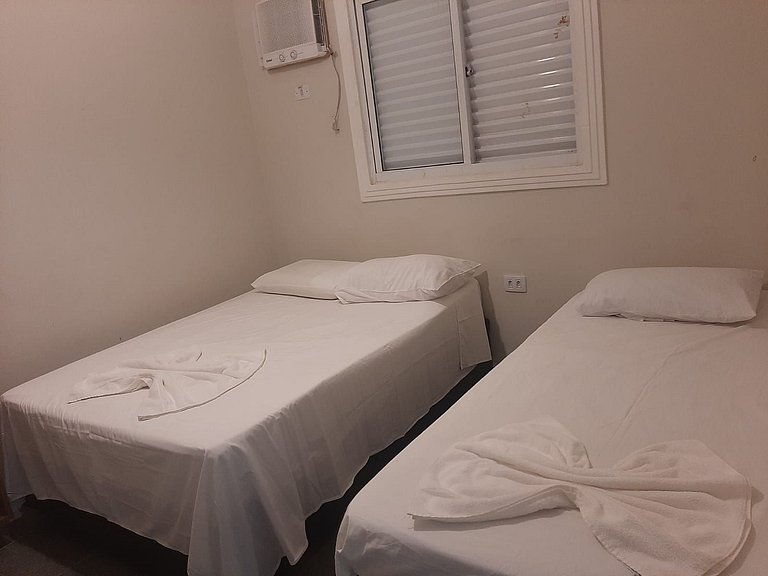 Chale com ar 2 quadras da praia da Enseada